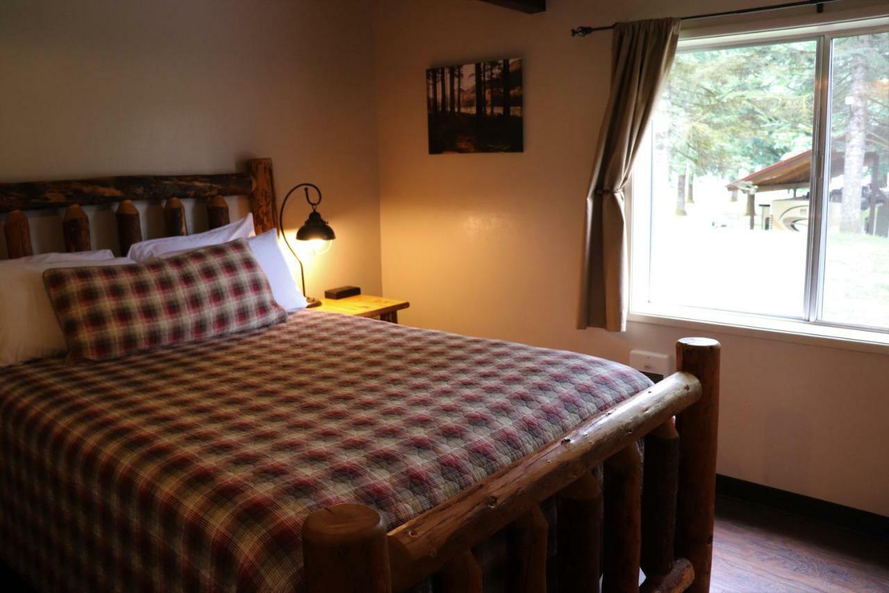 Lone Fir Resort Cougar エクステリア 写真